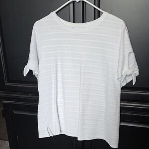 Liz Claiborne White Short Sleeve Knot-Sleeve Tee